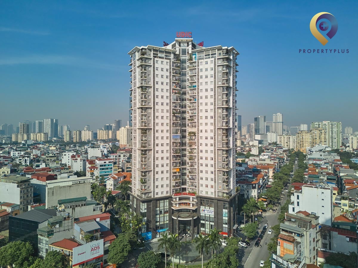 Toàn cảnh mặt ngoài tòa nhà Trung Yên Plaza với kiến trúc hiện đại và vị trí đắc địa tại quận Cầu Giấy, Hà Nội - hình ảnh từ Property Plus